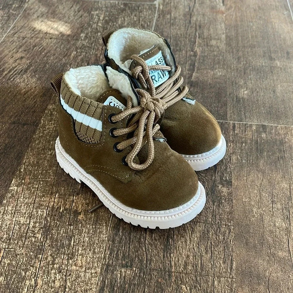 Boys fuzzy brown boots size 5 - Picture 1 of 7